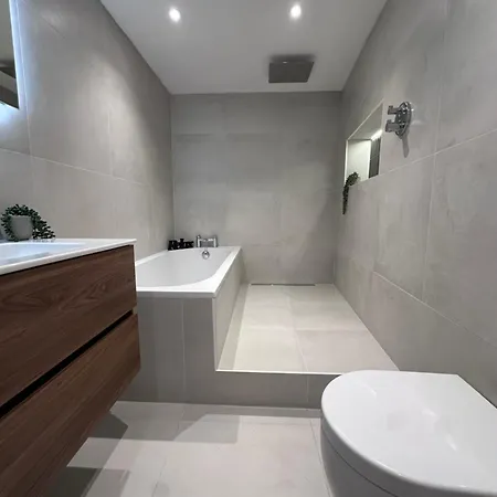 Dog-friendly 2-bed On The Ground Level * 莱伯恩