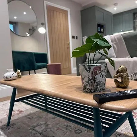 Dog-friendly 2-bed On The Ground Level Apartment *