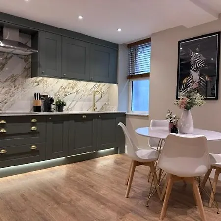 Apartment Dog-friendly 2-bed On The Ground Level *