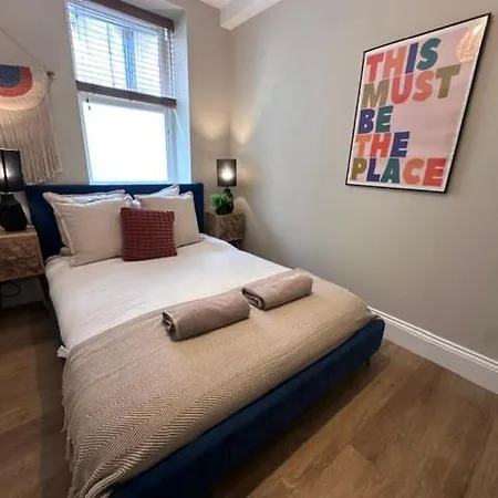 Apartment Dog-friendly 2-bed On The Ground Level *